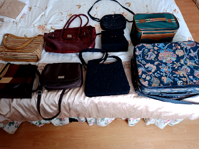 7 handbags, a vanity case and a small 